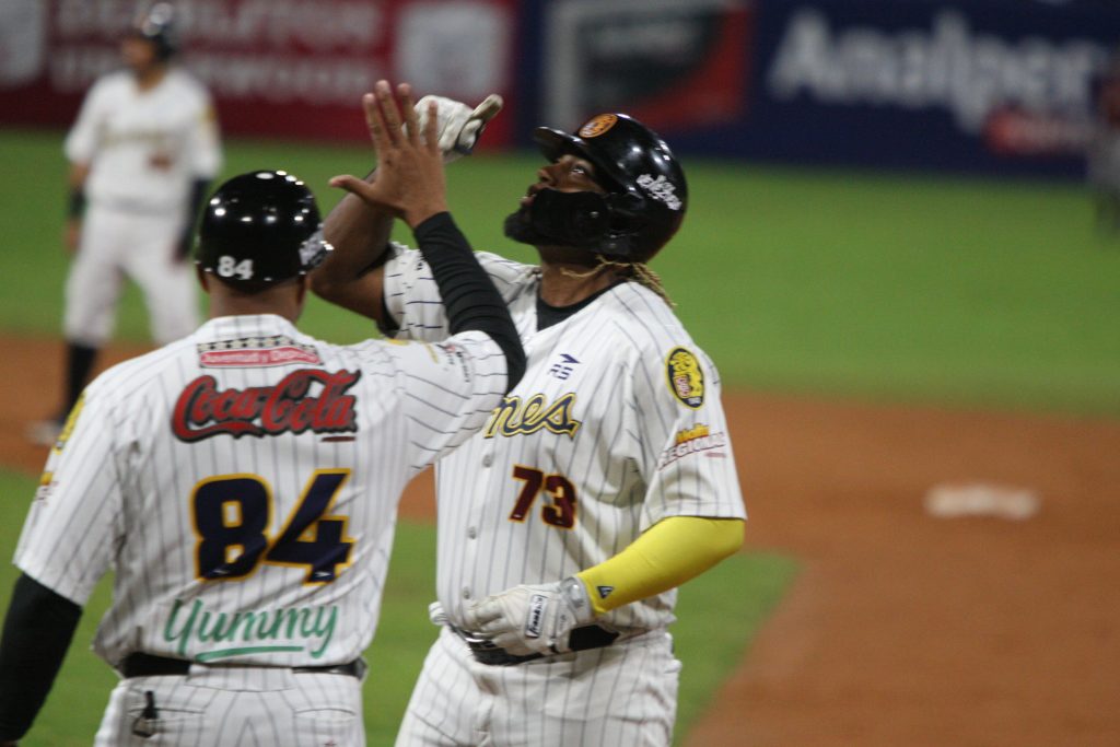 Leones-victoriosos-beisbol
