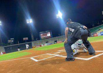 Catcher-y-umpire-Leones