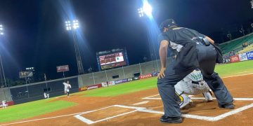 Catcher-y-umpire-Leones