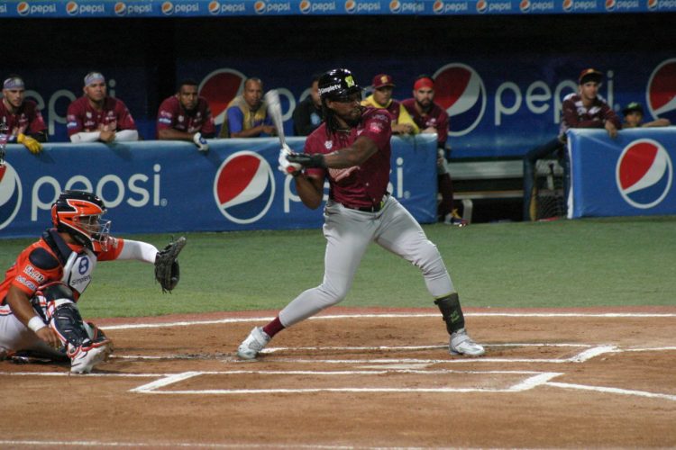 Los Navegantes le dieron con todo a Caribes