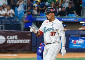 Leones empata el primer lugar al derrotar a los Tigres en Maracay