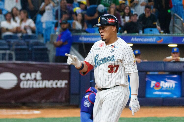 Leones empata el primer lugar al derrotar a los Tigres en Maracay