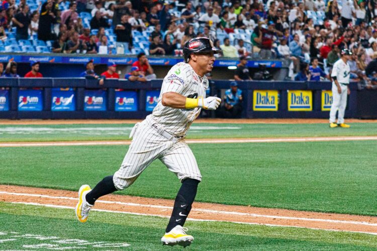 Caracas vapulea a los Tigres y disfruta desde la cima