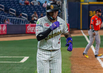 Caracas 8, Magallanes 5