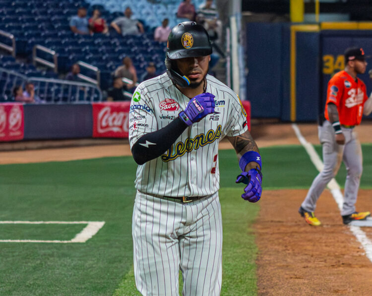 Caracas 8, Magallanes 5