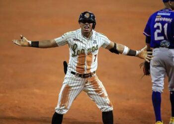 Tiburones 8, Leones 9