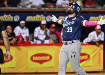 Renato Nuñez conecta jonron ante Cardenales de Lara en el Round Robin 2026
