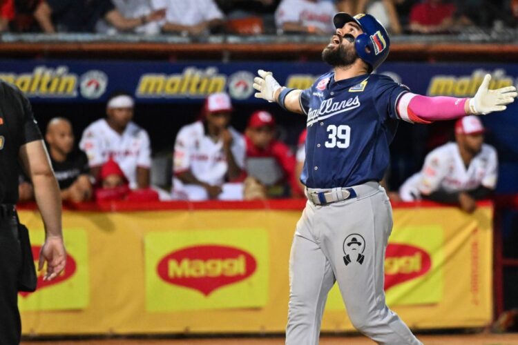 Renato Nuñez conecta jonron ante Cardenales de Lara en el Round Robin 2026