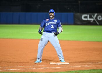 Yasiel Puig celebra triunfo de los Navegantes del Magallanes