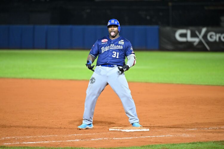 Yasiel Puig celebra triunfo de los Navegantes del Magallanes