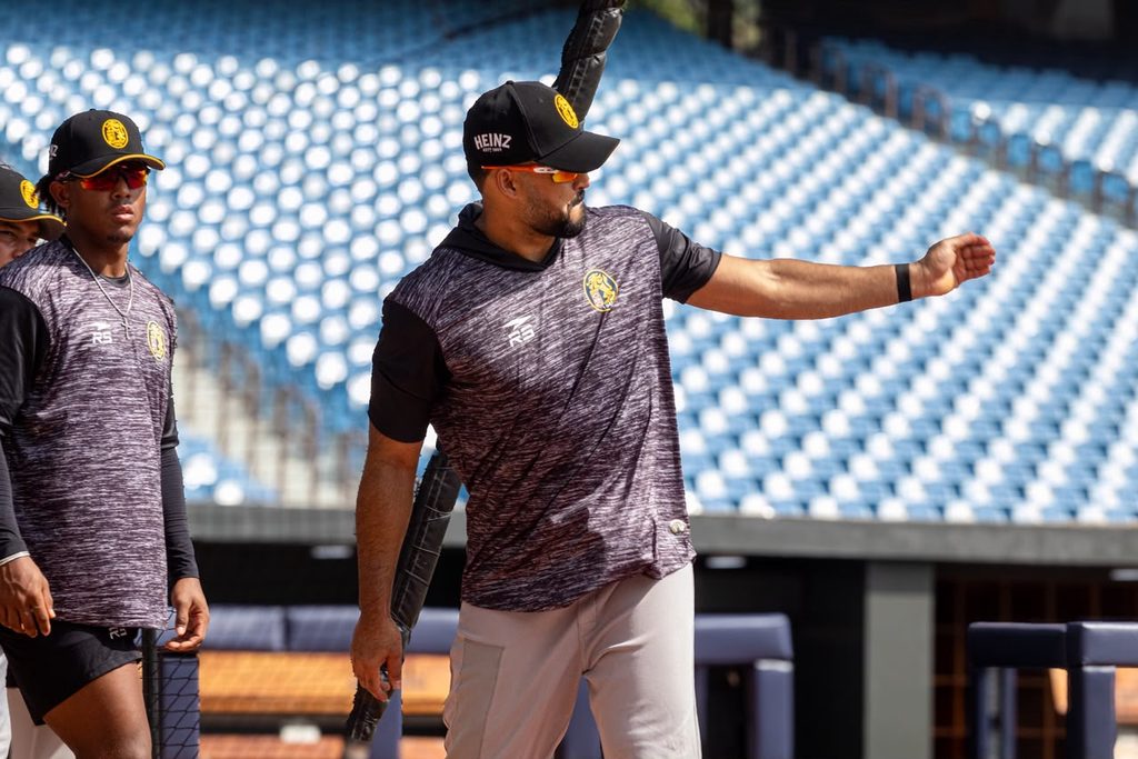 Arturo Nieto invitado a las prácticas de los Leones del Caracas en la 2026-027.