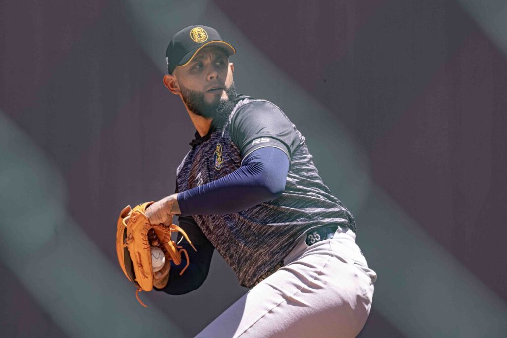 Erick Leal lanza en la primera práctica de pretemporada de los Leones del Caracas en el Estadio Monumental Simón Bolívar.