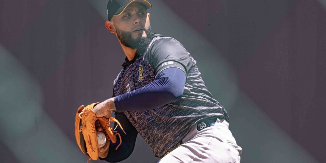 Erick Leal lanza en la primera práctica de pretemporada de los Leones del Caracas en el Estadio Monumental Simón Bolívar.