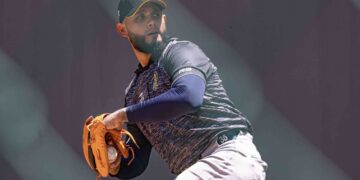 Erick Leal lanza en la primera práctica de pretemporada de los Leones del Caracas en el Estadio Monumental Simón Bolívar.