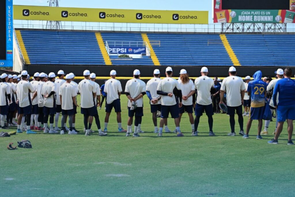 Jugadores de los Navegantes del Magallanes reunidos en el terreno durante una práctica de pretemporada en Valencia