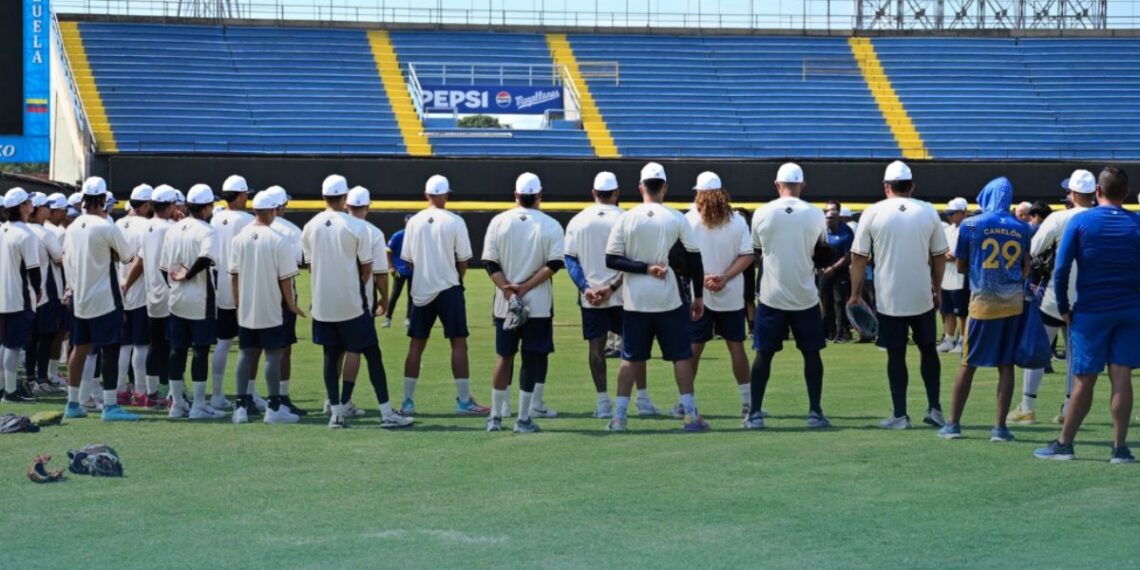 Jugadores de los Navegantes del Magallanes reunidos en el terreno durante una práctica de pretemporada en Valencia