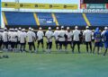 Jugadores de los Navegantes del Magallanes reunidos en el terreno durante una práctica de pretemporada en Valencia
