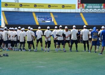 Jugadores de los Navegantes del Magallanes reunidos en el terreno durante una práctica de pretemporada en Valencia