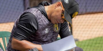 Robinson Chirinos, gerente deportivo de los Leones del Caracas, revisa una hoja durante una práctica del equipo