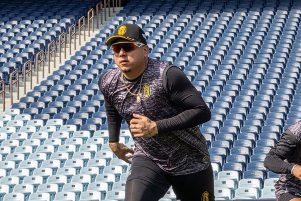 Yonathan Daza corre durante un entrenamiento de pretemporada de los Leones del Caracas frente a las gradas del estadio