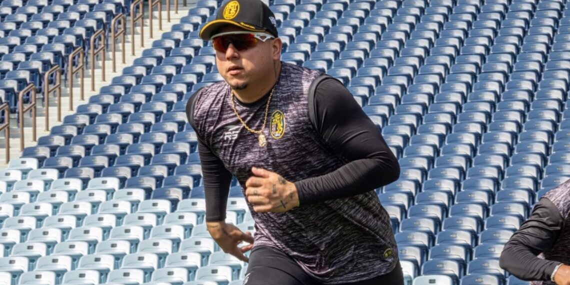 Yonathan Daza corre durante un entrenamiento de pretemporada de los Leones del Caracas frente a las gradas del estadio