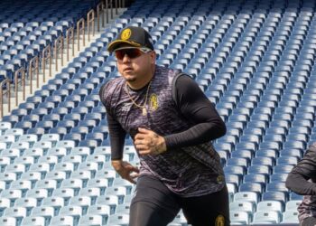 Yonathan Daza corre durante un entrenamiento de pretemporada de los Leones del Caracas frente a las gradas del estadio